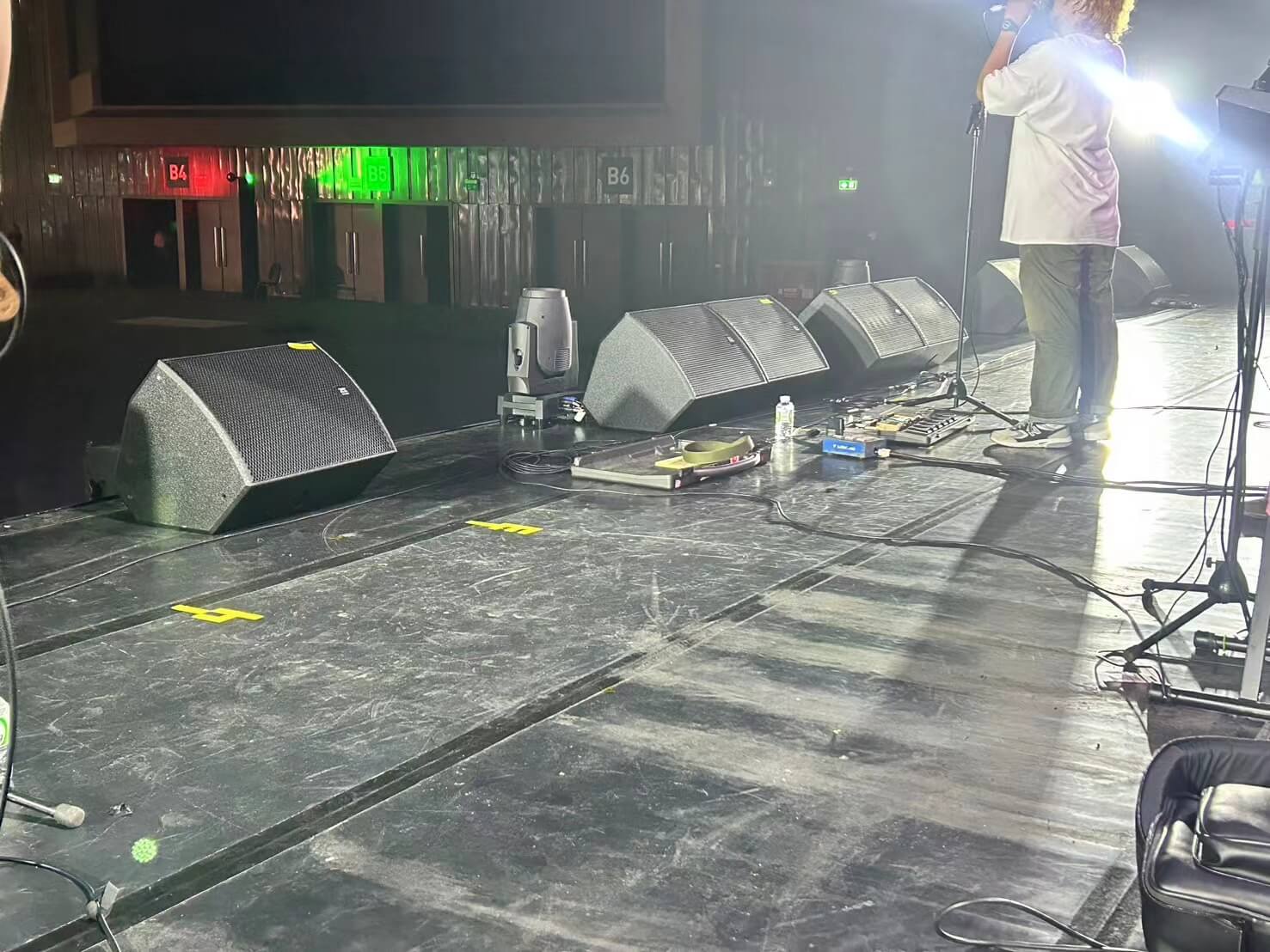 Loa toàn dải 8